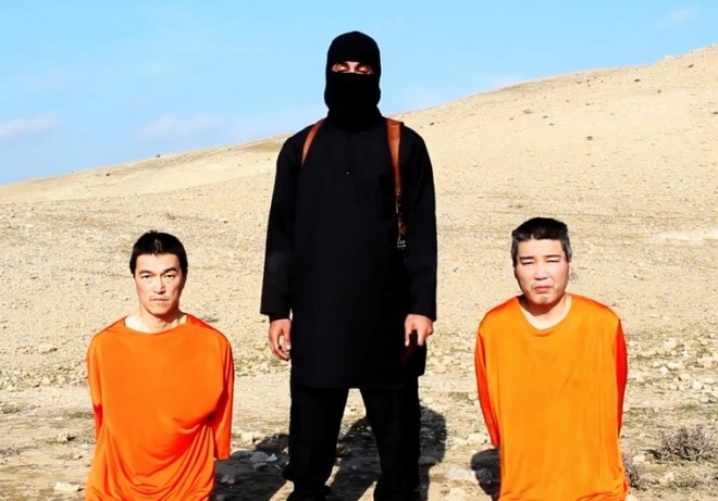 이슬람 과격 무장단체인 이슬람국가(IS)가 각각 고토 겐지(왼쪽)와 유카와 하루나(오른쪽)로 추정되는 일본인 2명을 인질로 잡은 채 몸값을 주지 않으면 살해하겠다고 협박하는 동영상이 20일 공개됐다. 화면 캡처