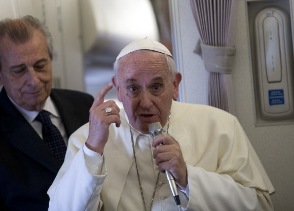 프란치스코 교황이 19일(현지시간) 필리핀 방문을 마치고 로마로 돌아가는 비행기 안에서 기자들과 대화를 나누고 있다. 마닐라 AP 연합뉴스