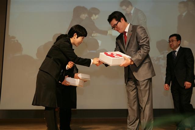 정원오(오른쪽) 성동구청장이 지난 19일 성동구청에서 열린 ‘2015 신년인사회’에서 심정희 구 어린이집연합회 회장으로부터 안심보육 서약서를 전달받고 있다. 성동구 제공