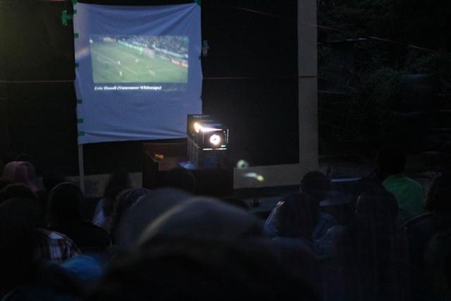 아프리카 말라위에 세워진 햇빛영화관에서 현지인들이 영화를 관람하고 있다.  삼성전자 제공