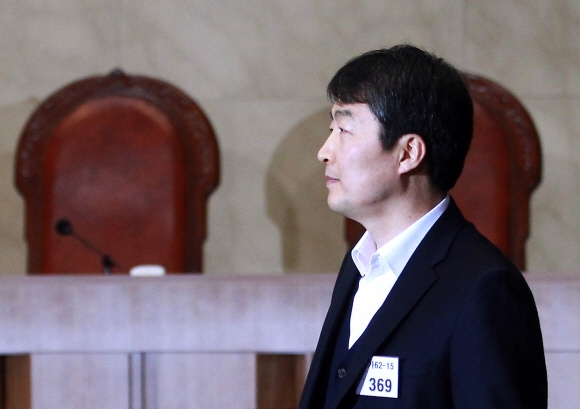 이석기 전 통합진보당 의원이 22일 서울 서초동 대법원 대법정에서 진행된 내란음모와 내란선동 등의 혐의에 대한 최종심 선고 공판에 담담한 표정으로 출석하고 있다. 사진공동취재단