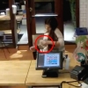 매장 주문대서 팁 슬쩍하는 절도 여성 포착
