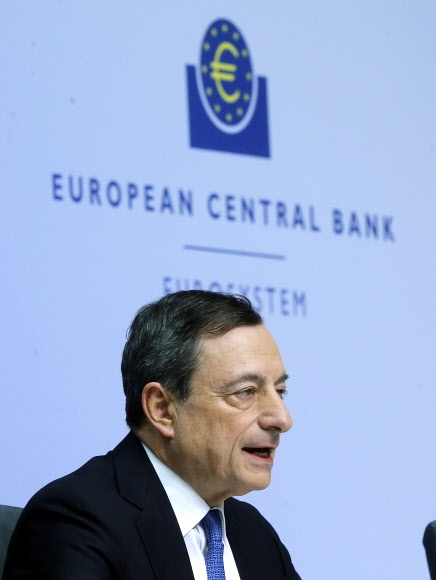 마리오 드라기 유럽중앙은행(ECB) 총재가 독일 프랑크푸르트에 있는 본부에서 22일 열린 기자회견에서 발언하고 있다. 이날 ECB는 내년 9월까지 국채 매입 등을 통해 매월 600억 유로에 이르는 유동성을 공급하는 전면적 양적 완화를 실시하기로 결정했다. 프랑크푸르트 AP 연합