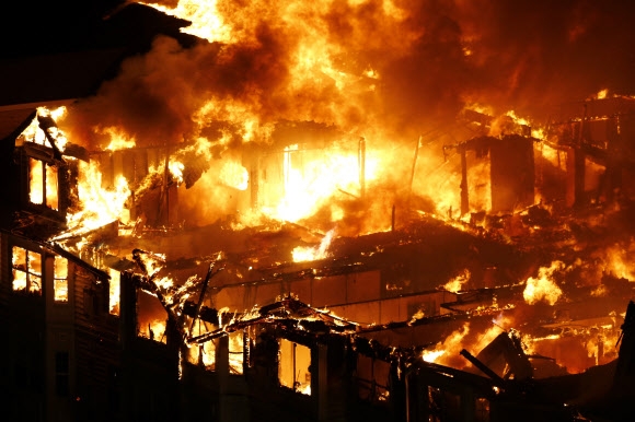 美 뉴저지 고급아파트 화재… 400여명 긴급 대피 