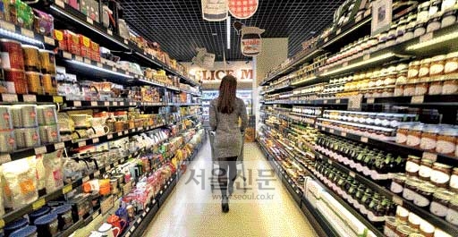 서울 강남구 청담동의 한 고급 식료품 마트에서 한 시민이 카트에 담을 먹거리를 둘러보고 있다. 정연호 기자 tpgod@seoul.co.kr
