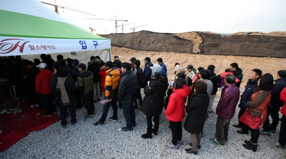 지난주 문을 연 서울 강서구 마곡지구 아파트 모델하우스 현장. 택지지구 아파트 인기를 실감하게 하듯 방문객들이 길게 줄을 서서 입장을 기다리고 있다.  연합뉴스