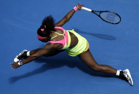 세리나 윌리엄스(미국)가 26일 호주 멜버른파크에서 열린 호주오픈 테니스대회 여자단식 4회전에서 가르비녜 무구루사(스페인)의 볼을 받아 치고 있다. 멜버른 AP 연합뉴스