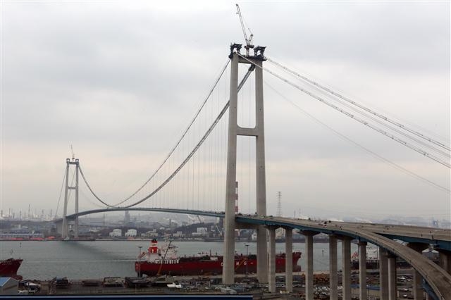 오는 5월 개통을 앞둔 울산대교의 전경. 턱없이 높은 통행료가 책정돼 개통 전부터 시민들의 원성이 높다.  울산시 제공