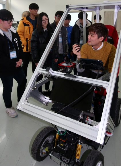 손가락으로 운전하는 자동차