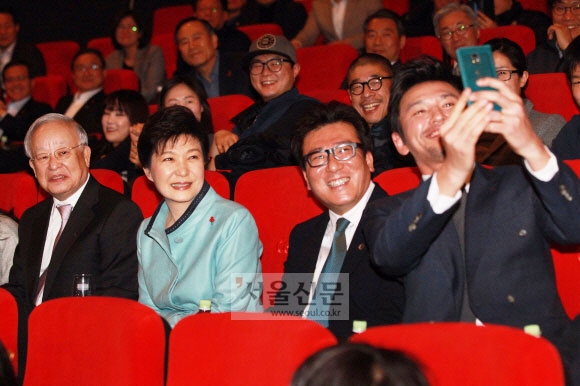 박근혜 대통령이 28일 오후 서울 용산구 한 극장에서 ‘문화가 있는 날’ 행사의 일환으로 영화 <국제시장>을 관람에 앞서 기념촬영을 하고 있다.  안주영 기자 jya@seoul.co.kr