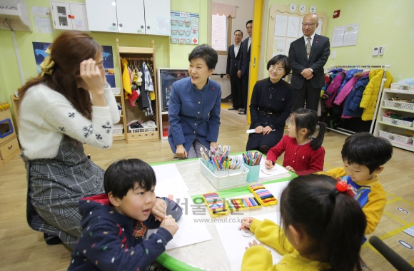박근혜 대통령이 29일 인천 남동구에 있는 한 국공립 어린이집을 방문해 그림 놀이를 참관하던 중 교사와 이야기를 나누고 있다. 안주영 기자 jya@seoul.co.kr
