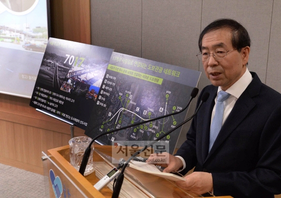 박원순 서울시장이 29일 서울시청 브리핑룸에서 서울역 고가를 사람길로 바꾸는 ‘서울역 7017 프로젝트’를 발표하고 있다. 이언탁 기자 utl@seoul.co.kr