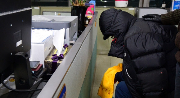 일명 ‘크림빵 뺑소니’로 불리는 사건의 용의자가 29일 밤 11시 8분쯤 자수해 충북 청주 흥덕경찰서에서 조사를 받고 있다. 연합뉴스