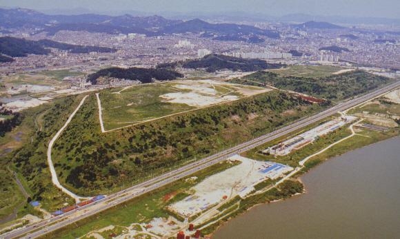 1978년부터 1993년까지 15년 동안 서울의 공식 쓰레기 매립장이었던 난지도. 이집트 가자지구 대피라미드의 33배 크기로 매립이 종결될 때까지 한강잔혹사의 한 장면이었다.  서울시 제공