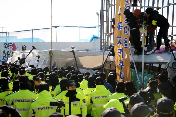 국방부가 지난달 31일 제주 서귀포시 강정마을에서 제주해군기지 군 관사 건립반대 농성장에 대한 행정대집행에 나선 가운데 해군 측 용역과 경찰이 주민과 활동가들이 농성하는 천막을 강제 철거하고 있다. 이 과정에서 부상자가 속출했고 주민·활동가 24명이 경찰에 연행됐다. 서귀포 연합뉴스