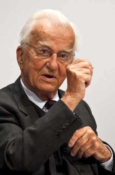 과거사 청산을 주도하고 겸손한 독일을 주창해 ‘독일정부의 도덕적 표상’이라고 불렸던 리하르트 폰 바이츠제커 전 독일연방공화국 대통령이 2011년 한 포럼에서 발언하고 있는 모습.  AFP 연합뉴스