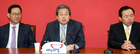 새누리당 김무성 대표가 2일 최고위원회의에서 박근혜 대통령에게 “대통령 뒤에는 백만 원군인 당이 있다는 사실을 잊지 마시고 어려운 일을 당과 상의해주시길 바란다”고 발언하고 있다.     연합뉴스