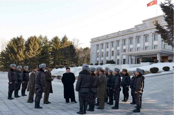 북한 김정은, 전투비행사들 집무실 불러 격려