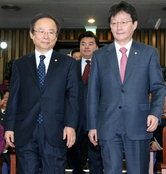 의총장에 들어서는 여당 원내대표 후보