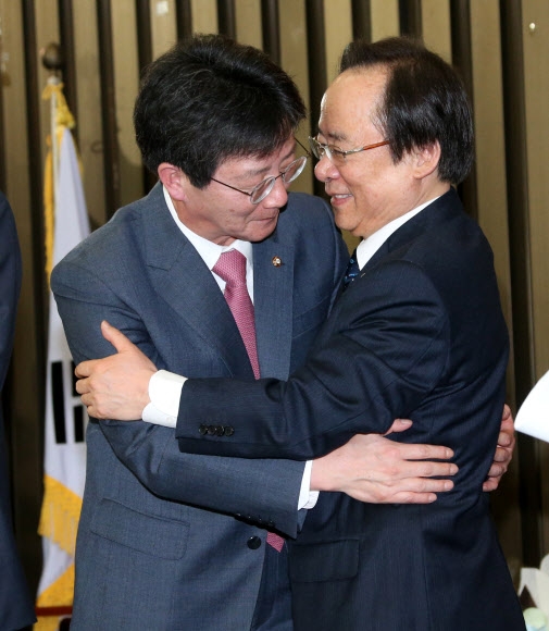 새누리당 새 원내대표로 선출된 유승민 의원이 2일 국회에서 열린 의원총회에서 패배한 이주영 의원과 포옹하고 있다.   연합뉴스