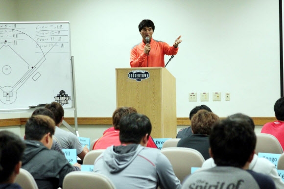 “꿈·목표·목적의식”…박찬호, SK 선수 상대로 특강