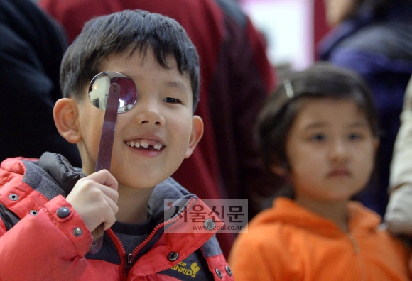 입학 앞둔 어린이 “잘 보여요”