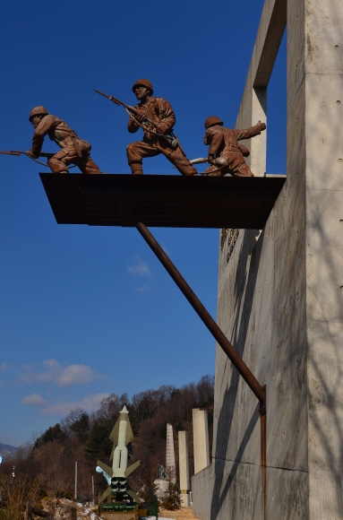 양구 전쟁기념관의 외부 조형물.