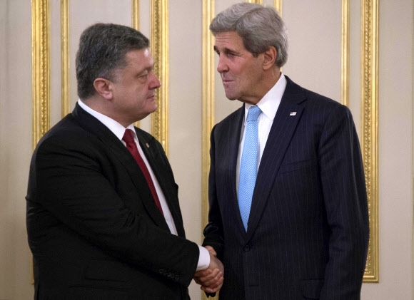 5일(현지시간) 우크라이나 키예프를 방문한 존 케리(오른쪽) 미국 국무장관이 페트로 포로셴코 우크라이나 대통령과 악수하고 있다. 케리 장관은 미 상원 군사위원회에서 우크라이나에 대한 미국의 군사지원을 지지한다고 밝혔으나 버락 오바마 행정부의 기존 정책에 어느 정도 영향을 미칠지는 미지수다.  키예프 AP 연합뉴스