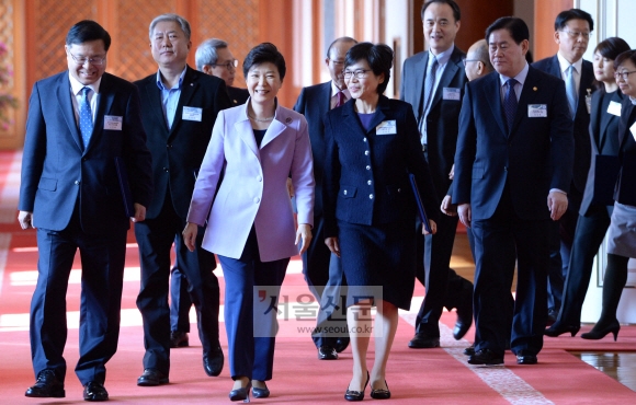 박근혜 대통령이 6일 청와대에서 열린 제4기 저출산·고령화사회위원회 1차 전체회의를 주재하기 위해 위원들과 함께 회의실로 향하고 있다. 안주영 기자 jya@seoul.co.kr