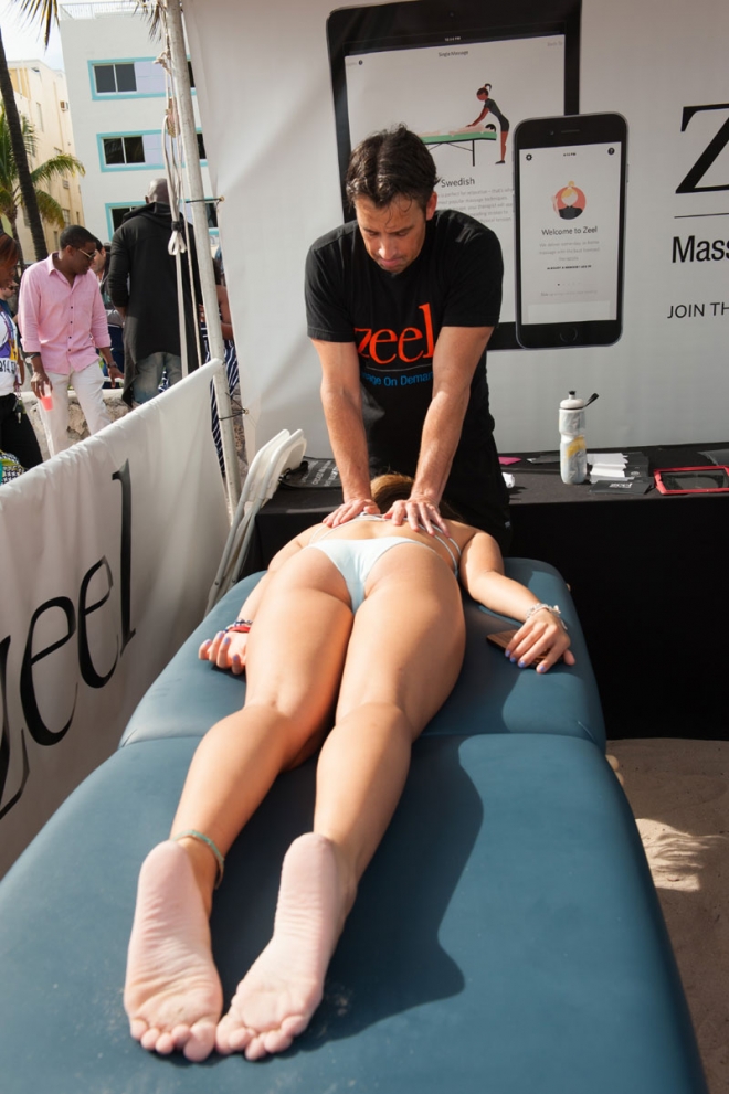 7일(현지시간) 미국 마이애미에서 열린 제6회 모델 비치발리볼 대회에서 한 선수가 스포츠 마사지를 받고 있다. 사진=TOPIC / SPLASH NEWS(www.topicimages.com)