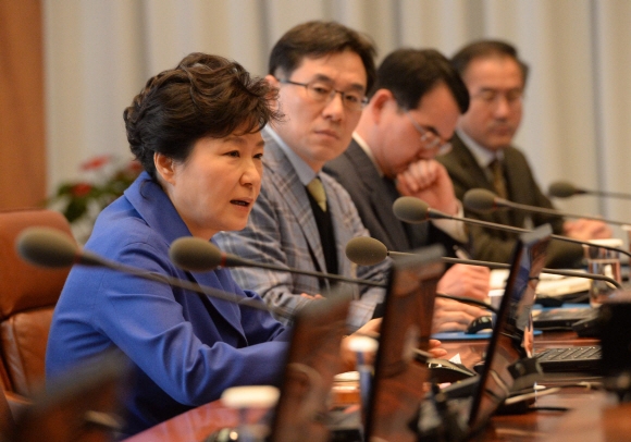 박근혜 대통령이 9일 청와대에서 열린 수석비서관회의에서 최근 논란이 되는 증세 문제와 관련해 ‘증세 불가론’을 거듭 밝히고 있다. 안주영 기자 jya@seoul.co.kr