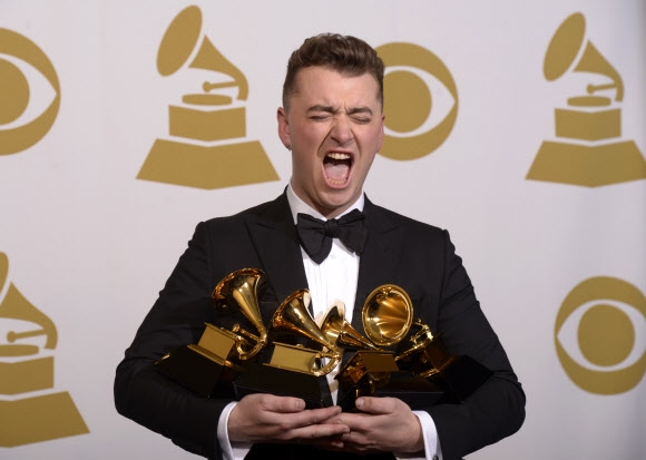 英 싱어송 라이터 샘 스미스 ‘그래미 4관왕’