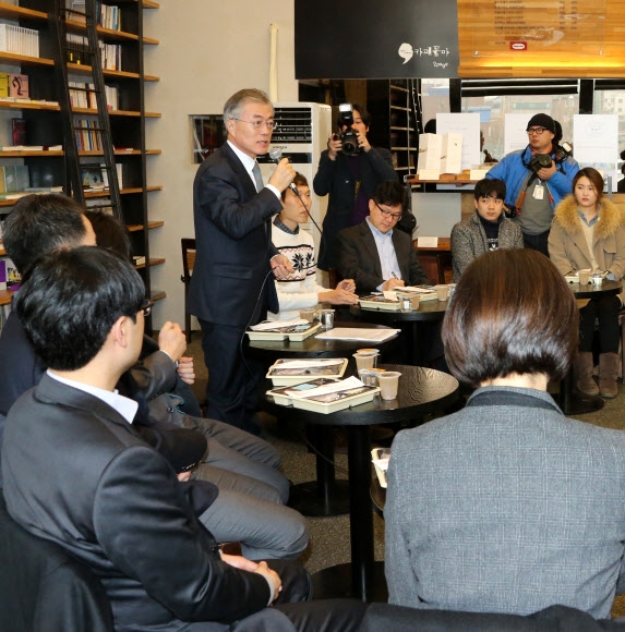 새정치민주연합 문재인 대표가 10일 서울시 마포구 동교동 북카페에서 열린 샐러리맨과의 타운홀 미팅에서 인사말을 하고 있다. 연합뉴스