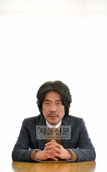 스크린에서의 넉살 좋은 이미지와 달리 실제 오달수는 말 한마디도 가리는 신중한 성격이다. 그는 “집안 가훈이 ‘말을 더듬어라’이다. 생각을 많이 하고 쉽게 말을 내뱉지 말라는 뜻”이라고 했다. 손형준 기자 boltagoo@seoul.co.kr