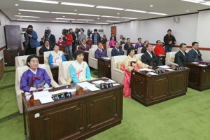 서울 종로구의회 의원 전원, 올 첫 회의 한복 입고 참석