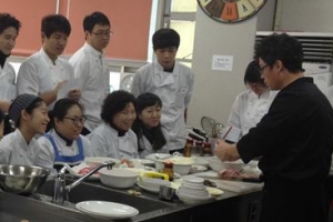 놀고 있는 청춘에 날개를 한숨 쉬는 경제에 활력을