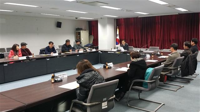 지난 6일 도봉구 관계자들이 구청에서 지역 내 7개 서점 대표, 구립도서관사서, 서점연합회간부 등과 함께 ‘영세한 지역서점 살리기’를 위한 간담회를 개최하고 있다. 도봉구 제공