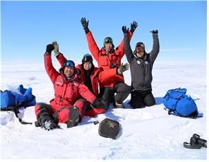 지난해 12월 남극 장보고과학기지 대원들이 36㎏짜리 대형운석을 발견한 뒤 만세를 부르고 있다.  해양수산부 제공