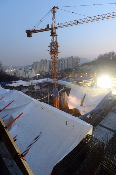 11일 오후 서울 동작구 사당종합체육관 신축공사 현장에서 길이 46ｍ, 높이 15ｍ의 지붕이 브이(V)자로 꺾인 뒤 무너져내린 모습.  