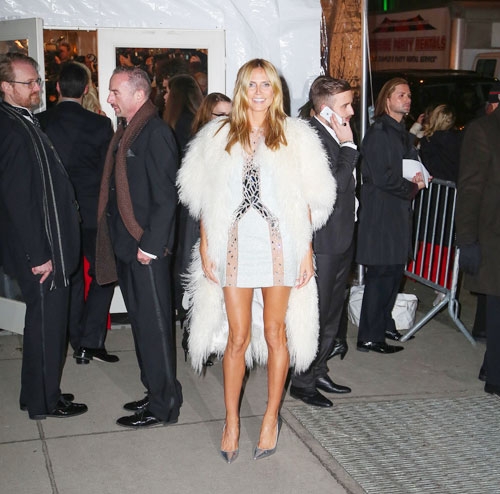 11일(현지시간) 미국 뉴욕 우러스트리트에서 열린 에이즈 연구재단(amfAR)의 축하행사에 파격적인 의상을 입고 참석한 독일 출신 모델 하이디 클룸.  사진 = TOPIC / SPLASH NEWS(www.topicimages.com)