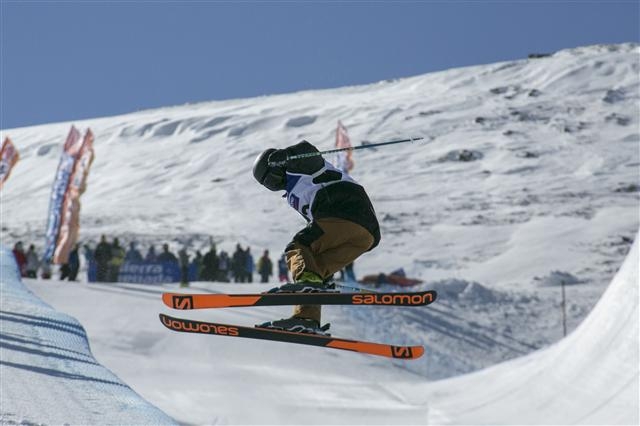 김광진이 11일(현지시간) 스페인 그라나다의 시에라네바다에서 열린 제27회 동계유니버시아드대회 남자 프리스타일 스키 하프파이프 결선에서 공중 기술을 선보이고 있다. 대회 조직위 제공