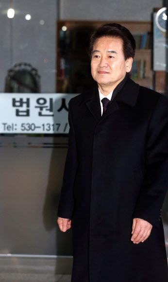 한미 FTA 반대 집회에서 도로를 무단 점거한 혐의로 기소된 정동영 전 의원이 13일 오전 서울 서초구 서울중앙지법에서 열린 선고공판에 출석하고 있다.  연합뉴스