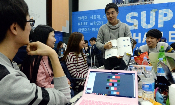 서울 종로구 세종로 ‘드림엔터’에서 ‘지갑 걱정 없이’ 창업 아이디어 회의를 하고 있는 대학생들. 팩스와 커피도 공짜다. 이종원 선임기자 jongwon@seoul.co.kr