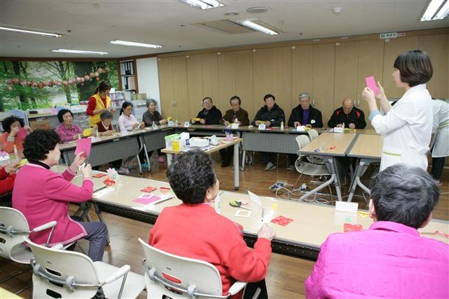 16일 서울 성동구 치매노인센터 2층 ‘기억키움학교’에서 경증 치매 환자들이 색종이를 활용한 인지치료 수업을 받고 있다. 성동구 제공