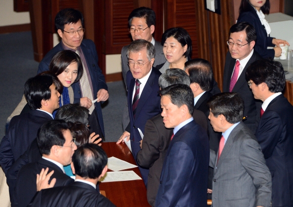 새정치민주연합 의원들이 이 총리 임명동의안이 가결된 직후 문재인 대표를 중심으로 모여 대화를 나누고 있다. 정연호 기자 tpgod@seoul.co.kr