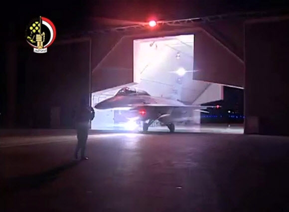 이집트 F16 전투기가 16일(현지시간) 새벽 수니파 무장세력인 이슬람국가(IS)가 리비아에서 인질로 잡았던 이집트인 콥트교도 21명을 참수한 데 대한 보복으로 리비아 내 IS 거점을 공습하기 위해 비밀 기지를 빠져나오고 있다.  AFP 연합뉴스