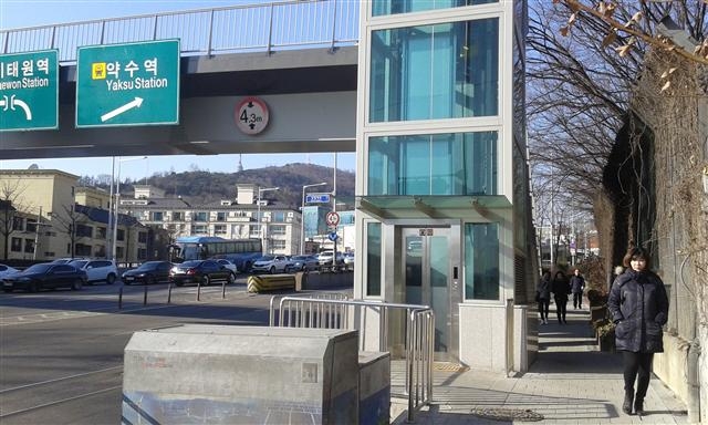 용산구 한남동 한남초등학교 앞 육교 엘리베이터.