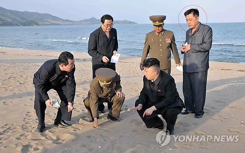 북한 노동당 재정경리부 부부장 겸 설계실 실장인 것으로 알려진 마원춘(붉은 원안). 그동안 그는 북한 매체를 통해 ‘당 중앙위 부부장’으로 소개됐을 뿐 정확한 직책이 공개되지 않았다.  사진은 지난 6월 1일 김정은 국방위원회 제1위원장이 함경남도 마전해수욕장을 방문했을때 수행한 모습. 2013-07-05  연합뉴스