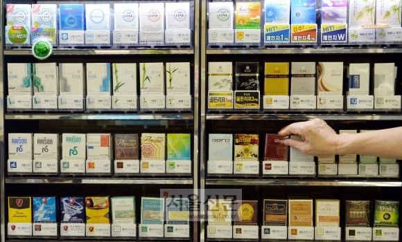 한국언론진흥재단이 올해 담뱃값 인상뒤 금연자 비율을 조사한 결과 32.3%에 달했다. 흡연량을 줄인 비율도 35.7%였다. 서울신문 포토라이브러리