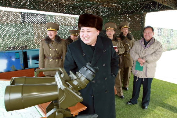북한 김정은 국방위원회 제1위원장이 서해 지역을 맡은 서남전선부대의 섬타격·상륙 연습을 시찰했다고 조선중앙통신이 21일 보도했다. 연합뉴스